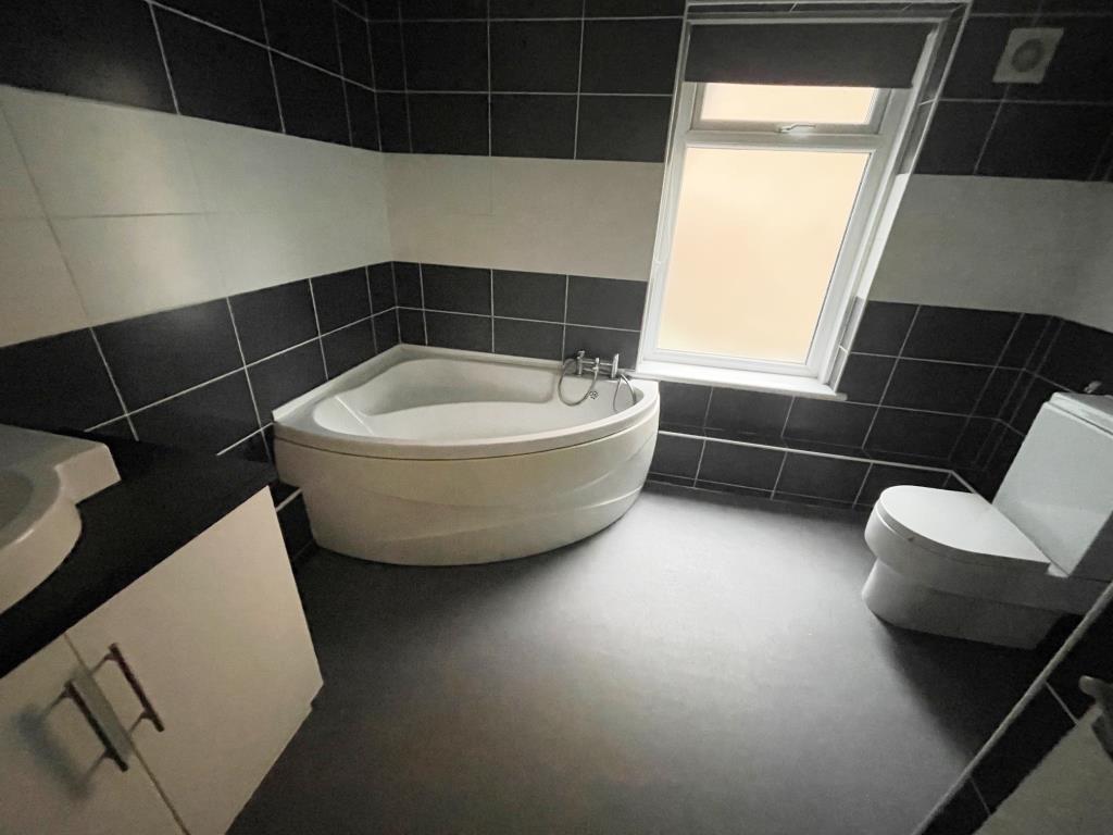 Lot: 80 - COMMERCIAL PREMISES WITH FOUR-BEDROOM MAISONETTE IN PROMINENT POSITION - flat bathroom